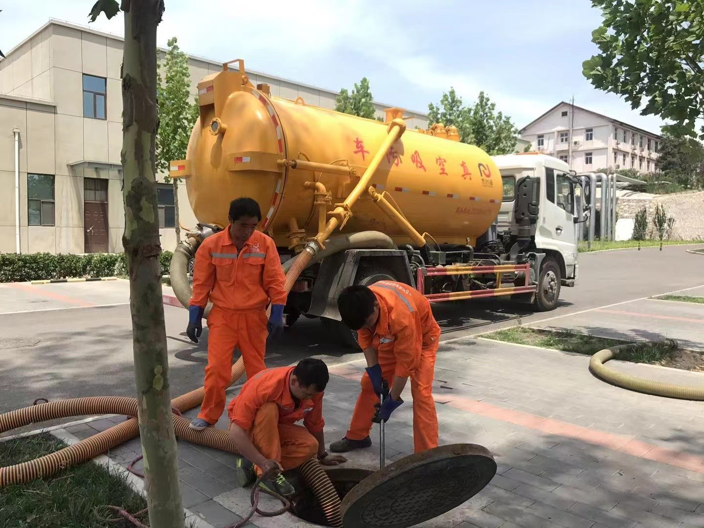 咸丰管道疏通车停在窨井附近