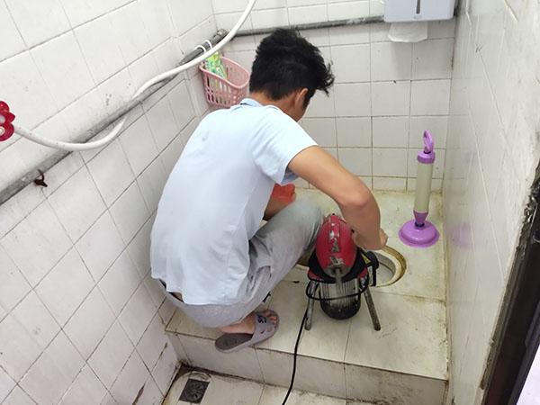 咸丰管道堵塞冒臭气 专业师傅现场解决问题