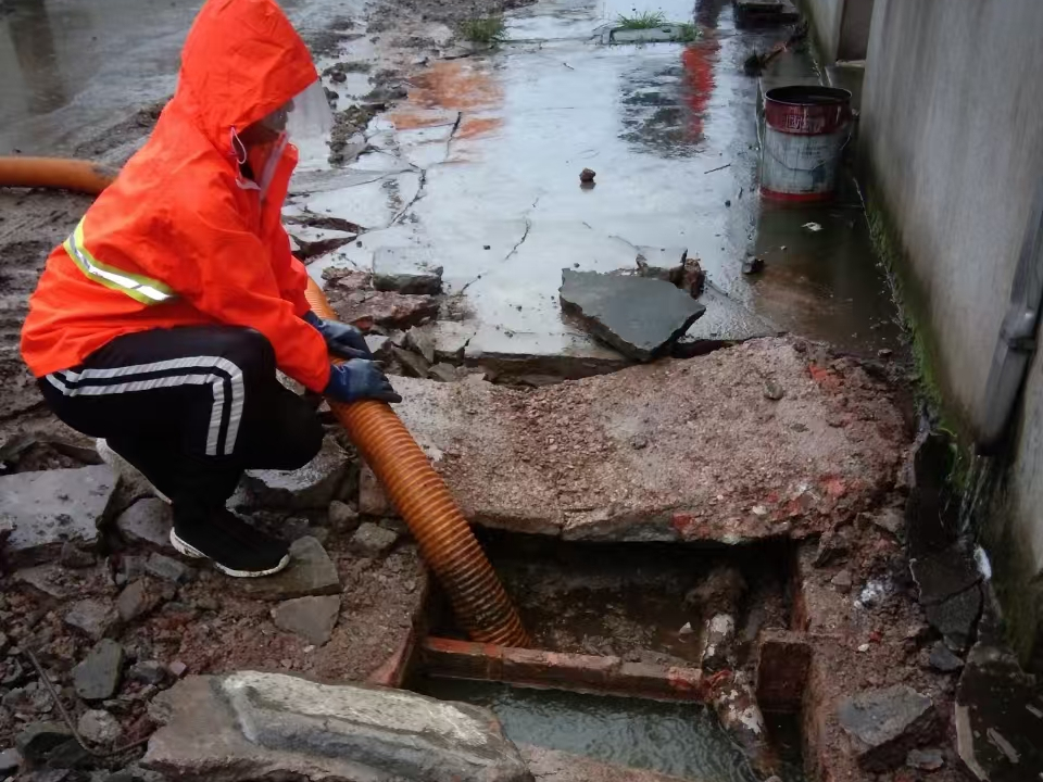 咸丰专业清理污水池 炜誉市政以规范流程守护城市 “肠道”